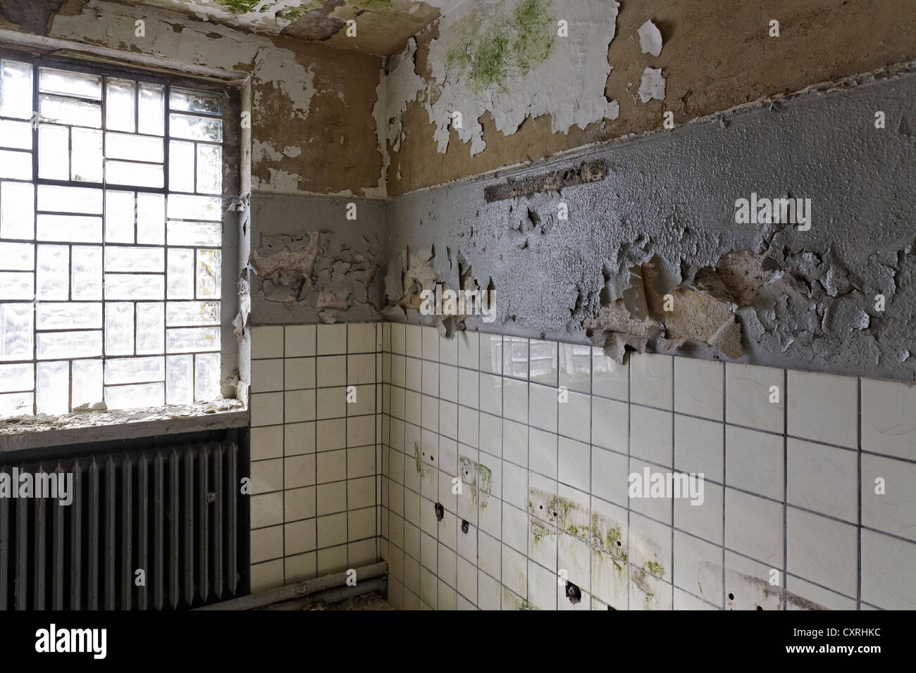 Les toilettes vétustes dans un bâtiment abandonné, gare de triage désaffectée, Duisburg-Wedau, Ruhr, Rhénanie du Nord-Westphalie Banque D'Images