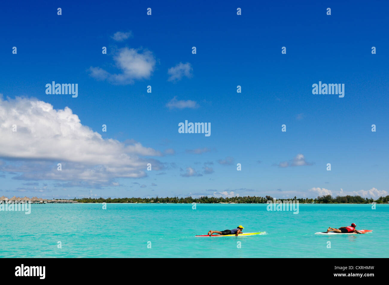 Les touristes se détendre sur l'eau, St Regis Bora Bora Resort, Bora Bora, Iles sous le Vent, îles de la société, Polynésie Française Banque D'Images
