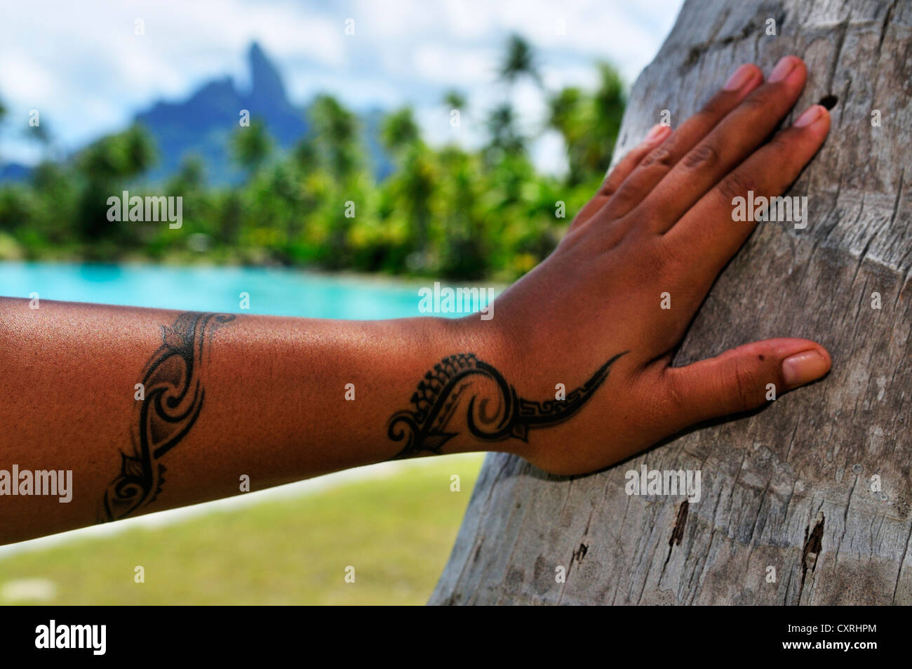 Tatouage sur un côté, le Mont Otemanu, St Regis Bora Bora Resort, Bora Bora, Iles sous le Vent, îles de la société, Polynésie Française Banque D'Images