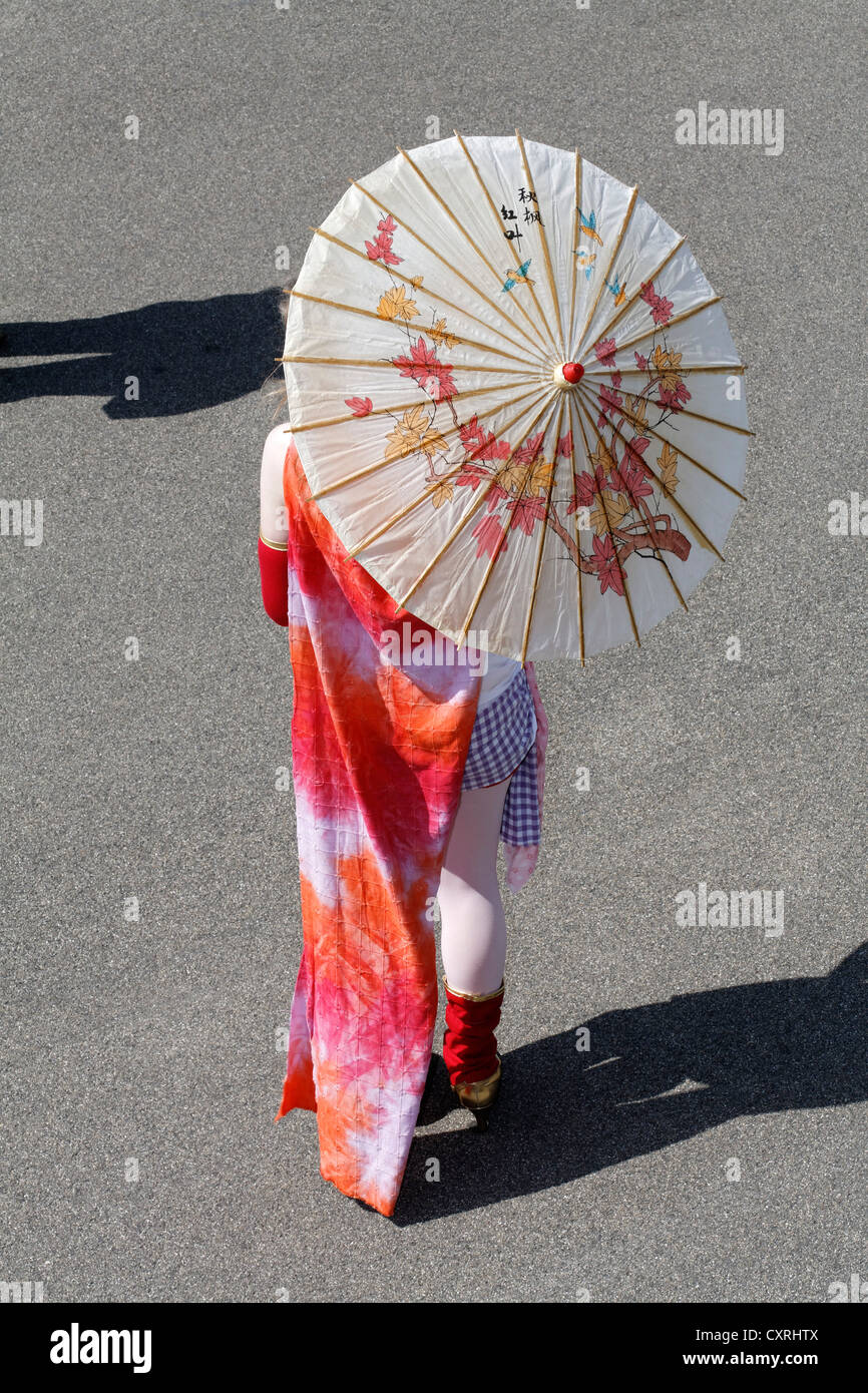 Cosplayeuse portant un parapluie japonais, le Japon 24, Düsseldorf, Rhénanie du Nord-Westphalie, Allemagne, Europe Banque D'Images