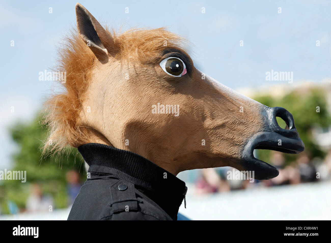 Cosplayeuse portant un masque à tête de cheval, le Japon 24, Düsseldorf, Rhénanie du Nord-Westphalie, Allemagne Europe Banque D'Images