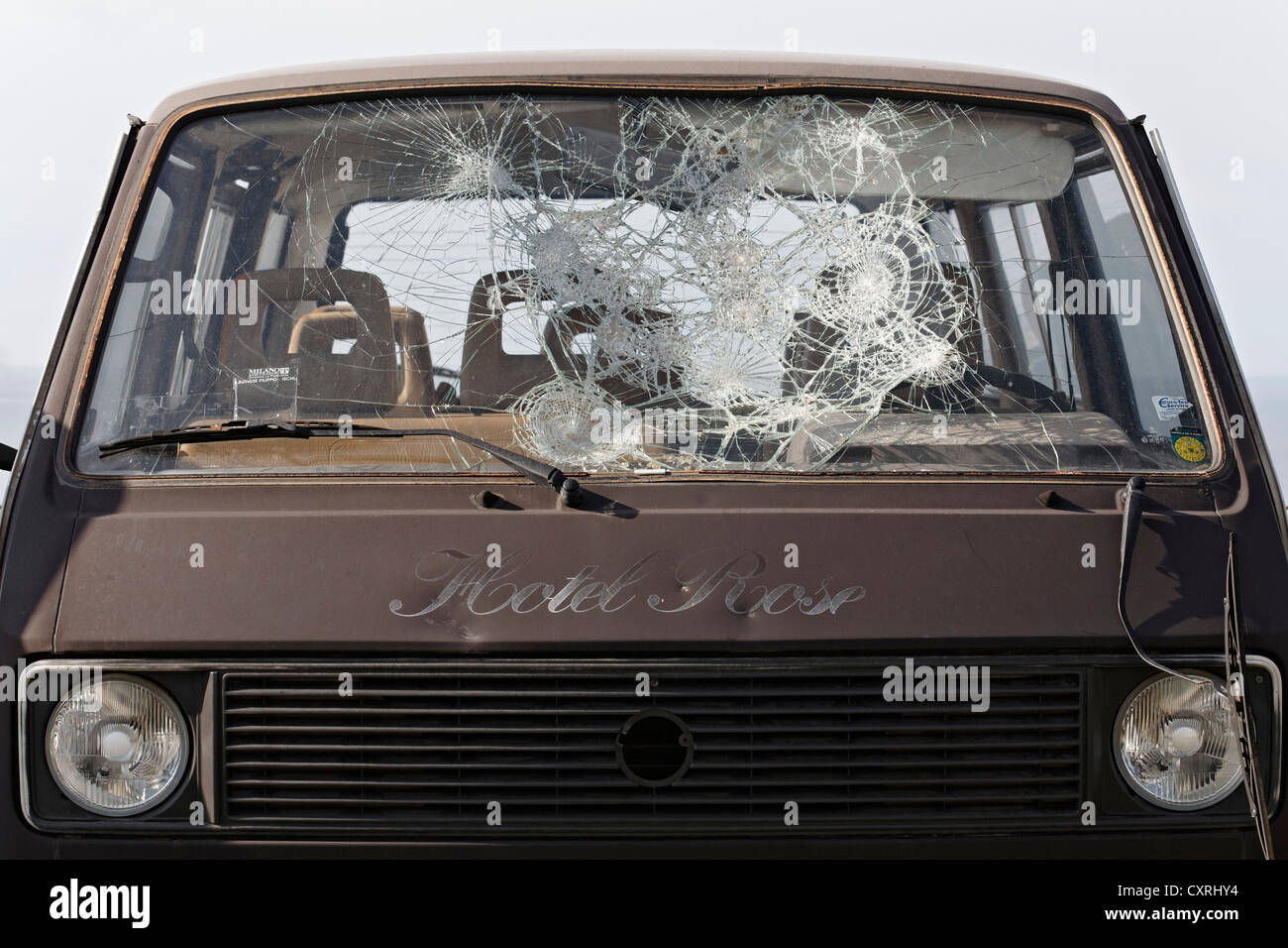 Vieux minibus avec défoncé, pare-brise en verre de sécurité Banque D'Images