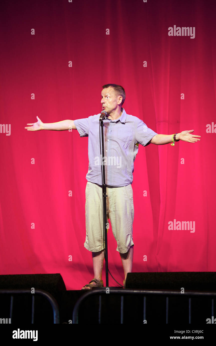 Jeremy Hardy se produisant au festival de Glastonbury en 2010 de style contemporain et d'Arts Banque D'Images
