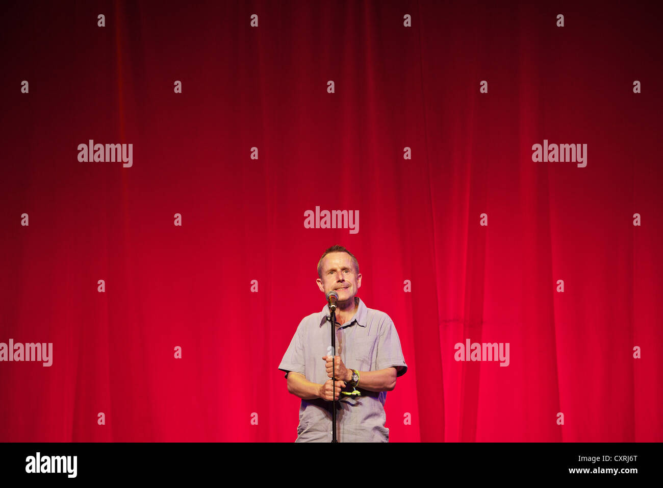 Jeremy Hardy se produisant au festival de Glastonbury en 2010 de style contemporain et d'Arts Banque D'Images