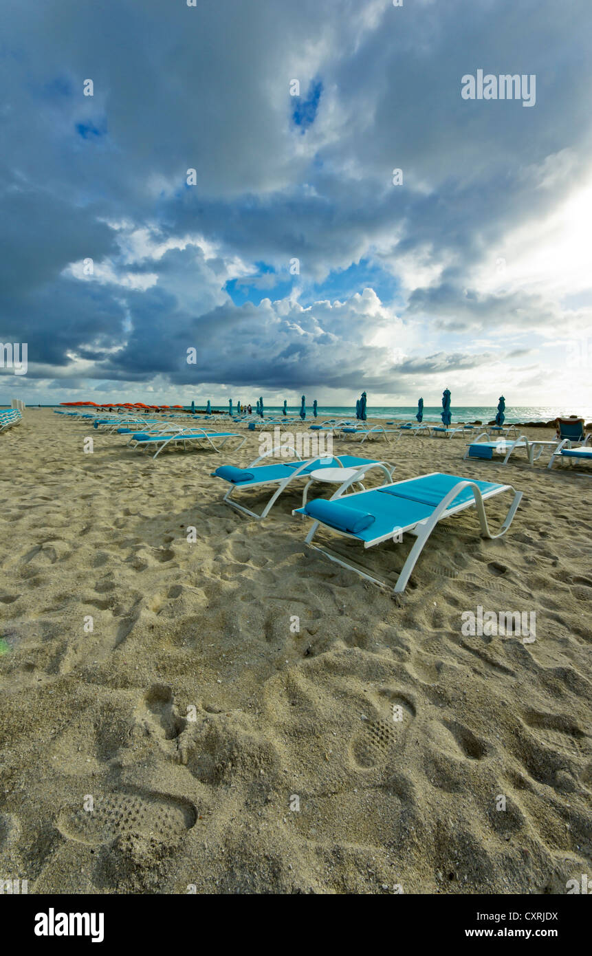 Des chaises longues sur la plage de South Beach, Miami, Floride, USA Banque D'Images