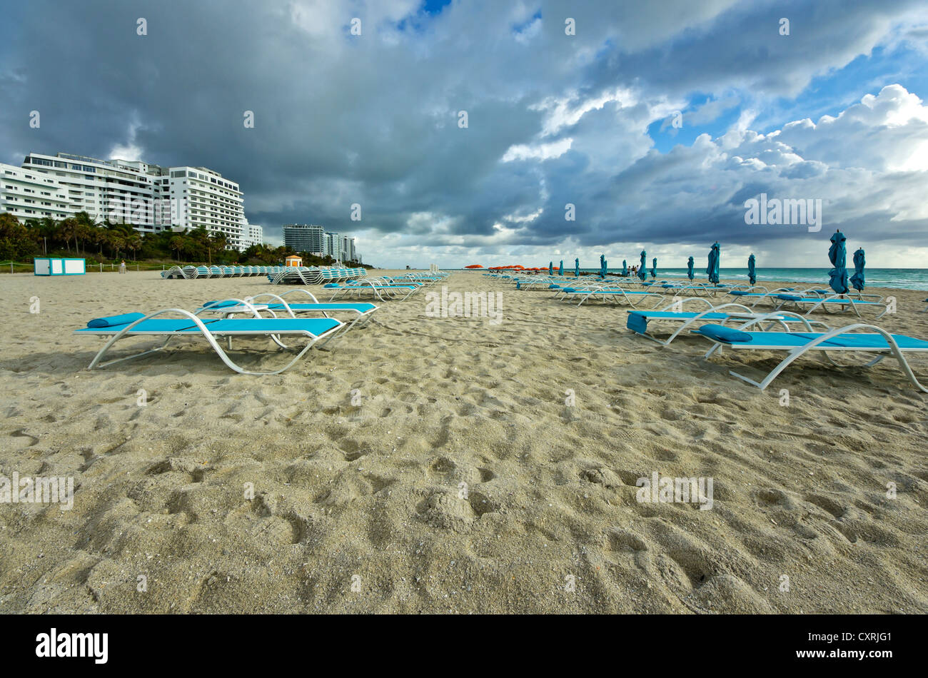 Des chaises longues sur la plage de South Beach, Miami, Floride, USA Banque D'Images