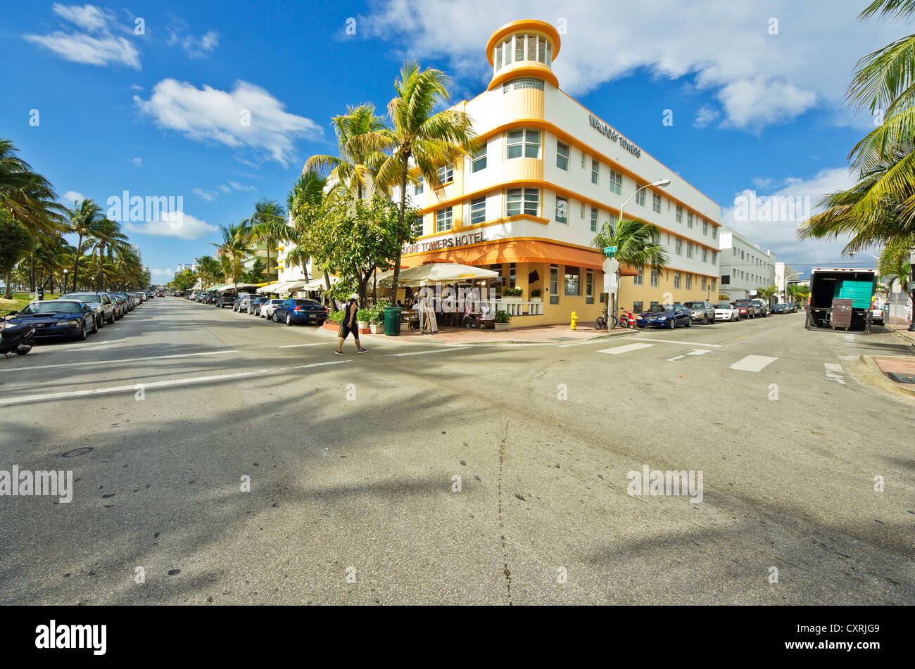 Carrefour dans le quartier Art déco avec de l'hôtel Waldorf Towers groupe, Ocean Drive, Miami Beach, Florida, USA Banque D'Images