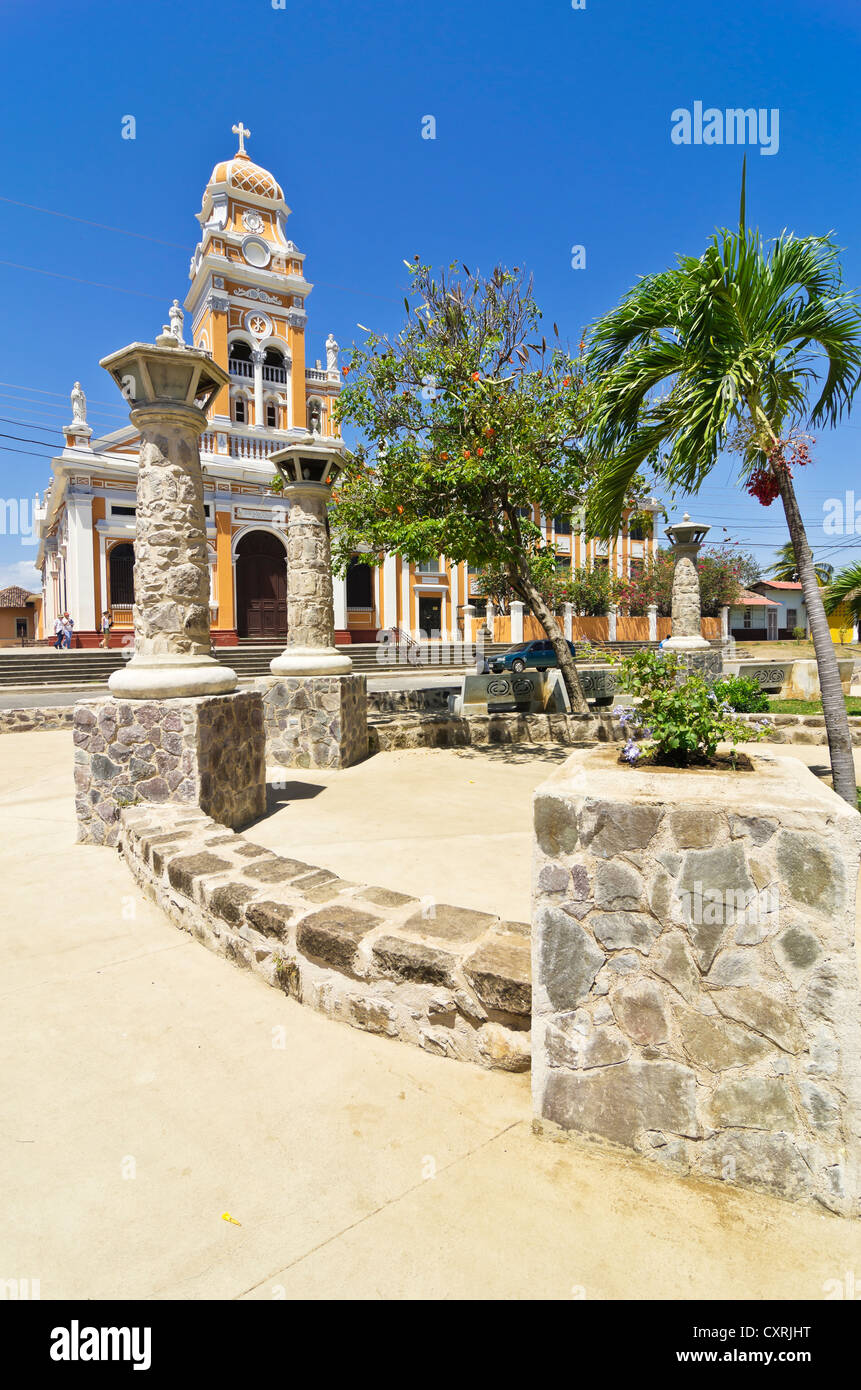 Eglise de Xalteva église Xalteva avec le parc à l'avant, Grenade, fondée par les Espagnols en 1524, au Nicaragua, en Amérique centrale Banque D'Images