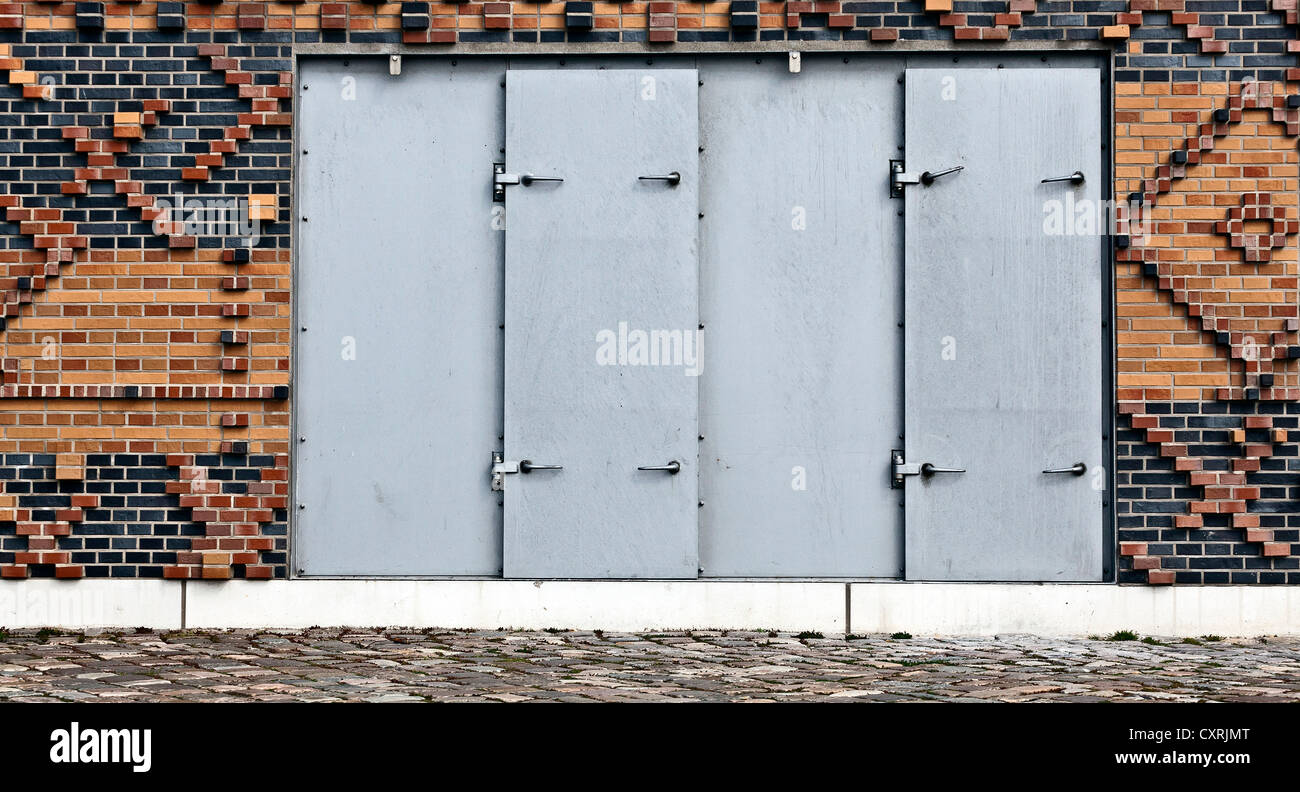 Portes en fer solide dans un mur, Hambourg, Allemagne, Europe Banque D'Images