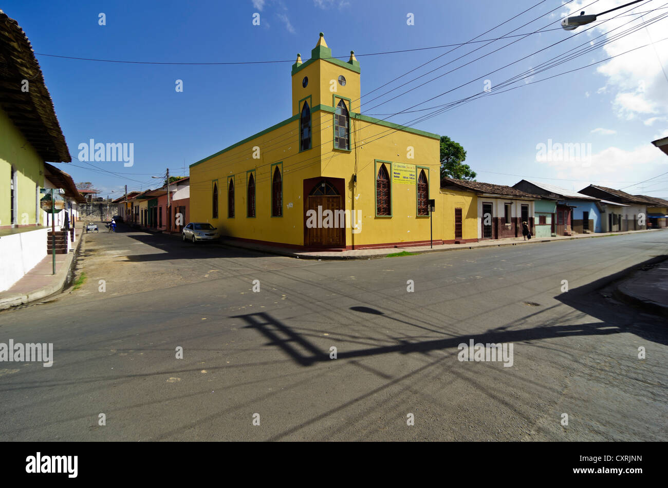 Un carrefour et Cristiana Jésus es mi paz dans l'église de Grenade, fondée en 1524, au Nicaragua, en Amérique centrale Banque D'Images