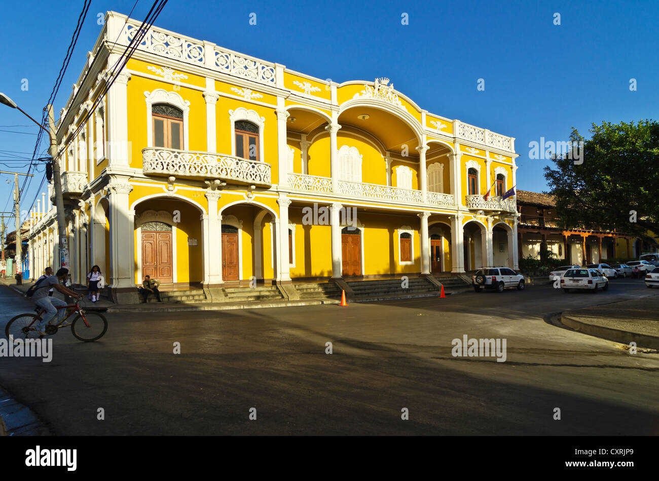 Rénové bâtiment colonial de la Banque d'Amérique centrale sur Park Central à Granada, Nicaragua, Amérique Centrale Banque D'Images
