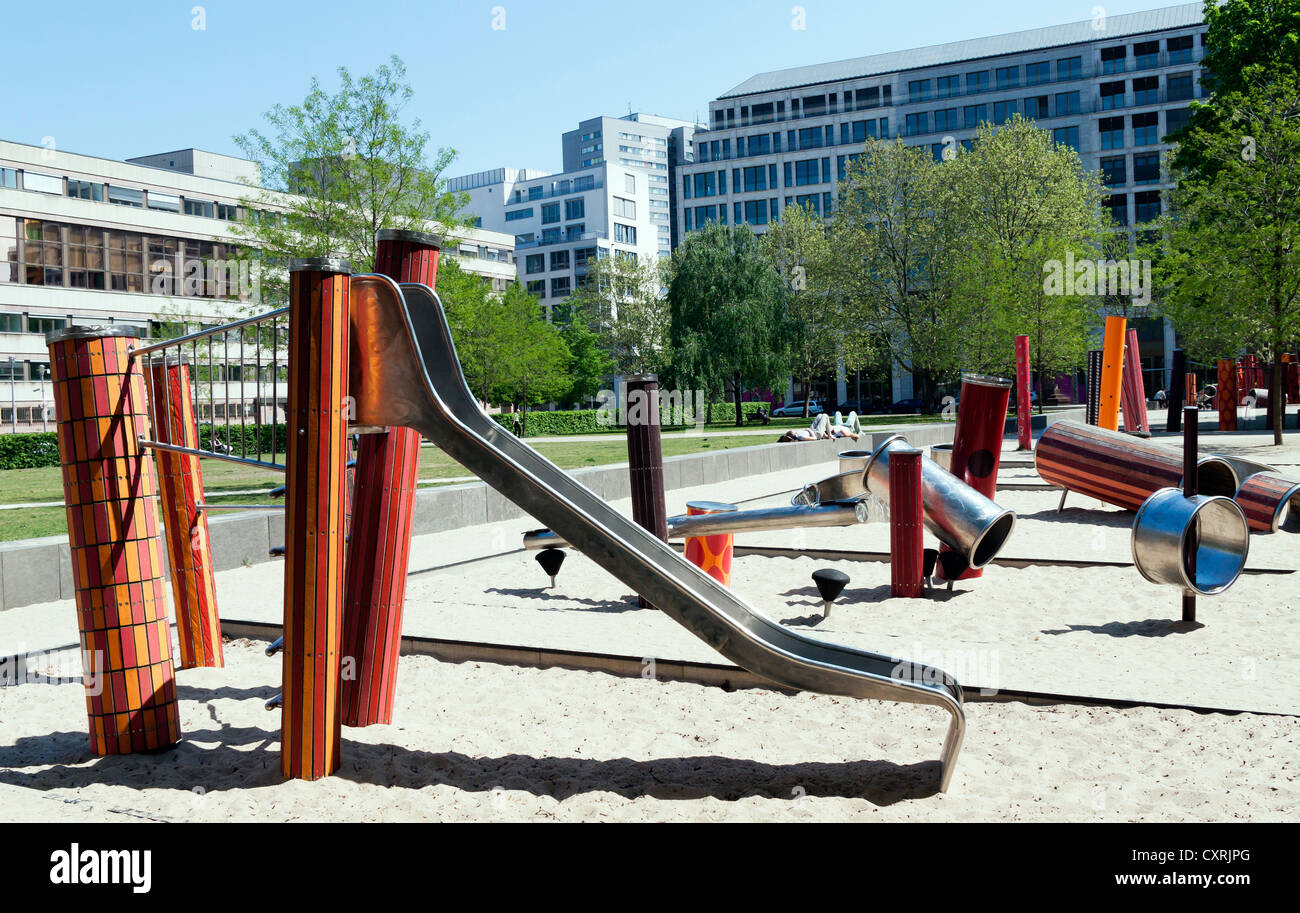 Aire de jeux pour enfants moderne dans le nouveau centre de Berlin, Mitte, Berlin, Germany, Europe Banque D'Images