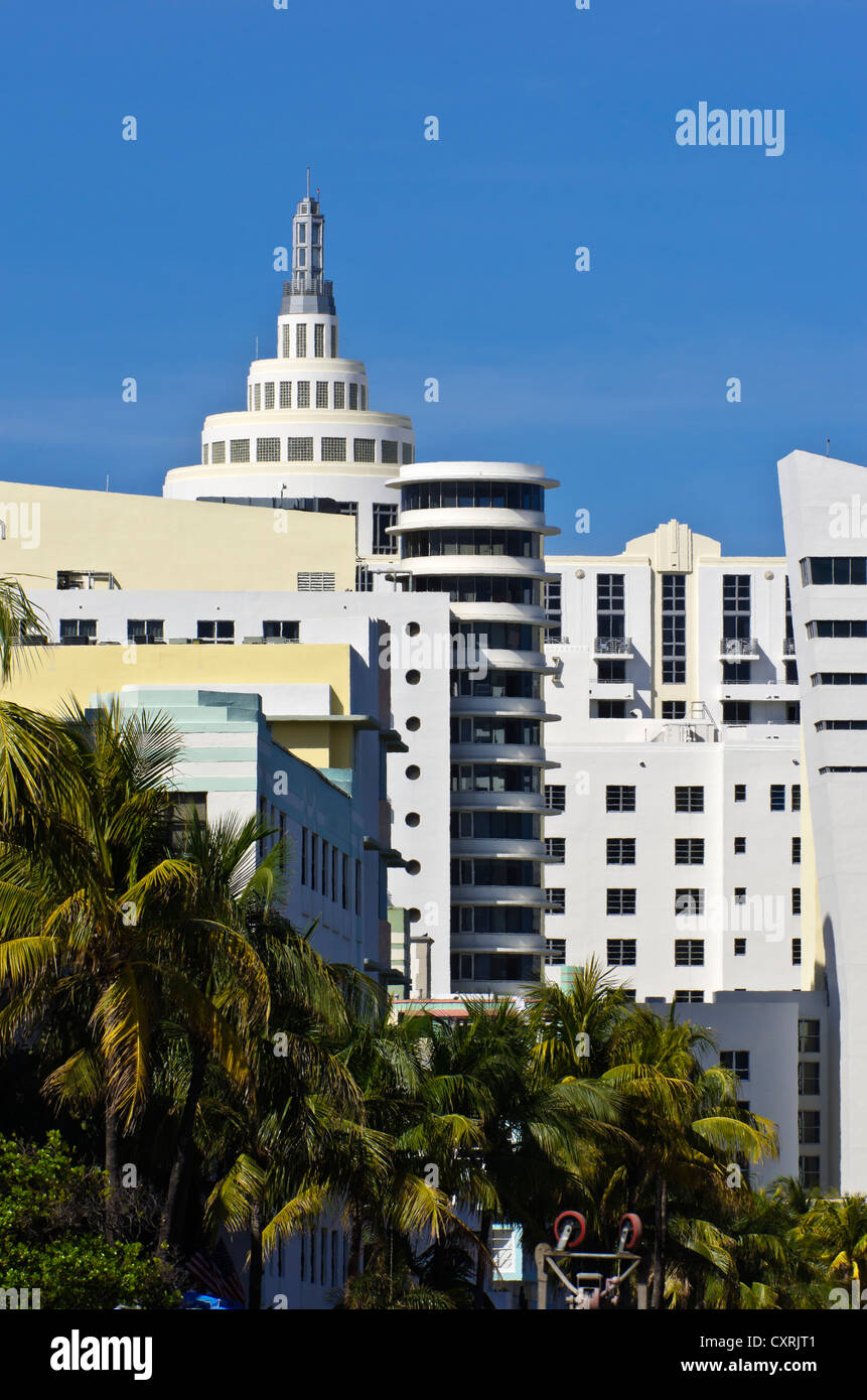 Complexe de bâtiments sur Collins Avenue, vu de Ocean Drive, Miami Beach, Florida, USA Banque D'Images
