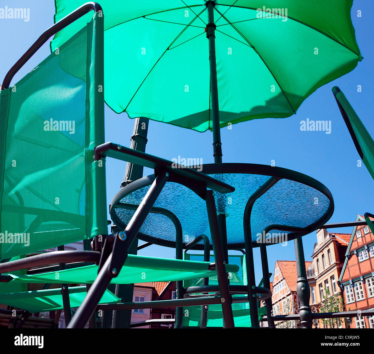 Parasol vert d'un café de rue dans la vieille ville de Stade, Basse-Saxe, Allemagne, Europe Banque D'Images