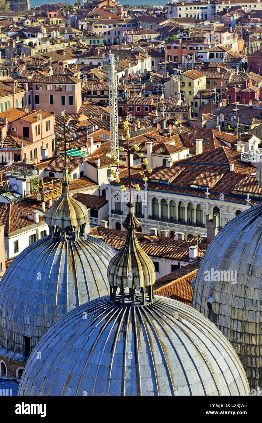 Vue sur Venise avec les dômes de la Basilique Saint Marc, Venise, Venise, Vénétie, Italie, Europe Banque D'Images