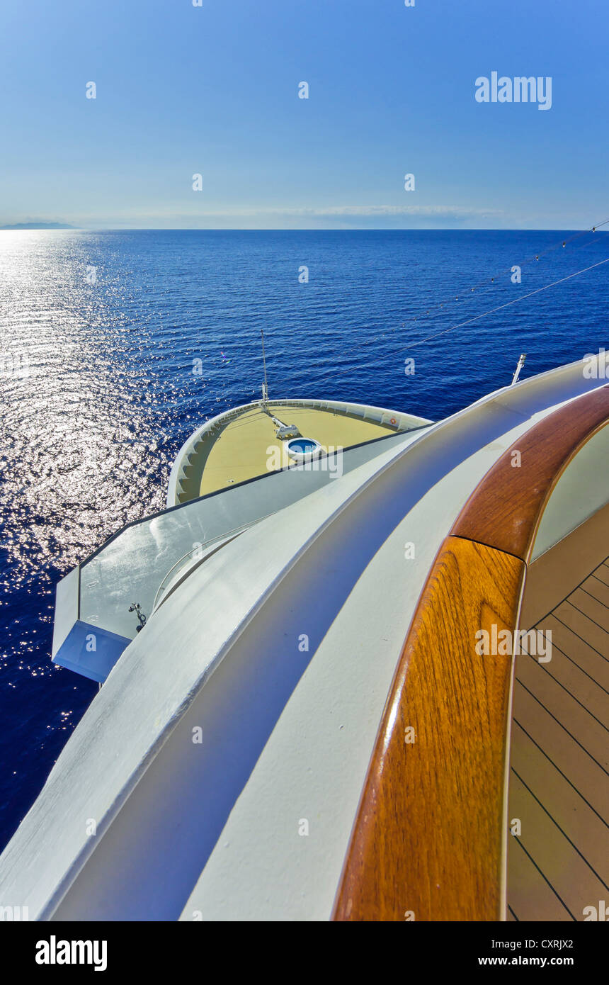 Vue vers l'horizon d'un navire de croisière en Méditerranée Banque D'Images