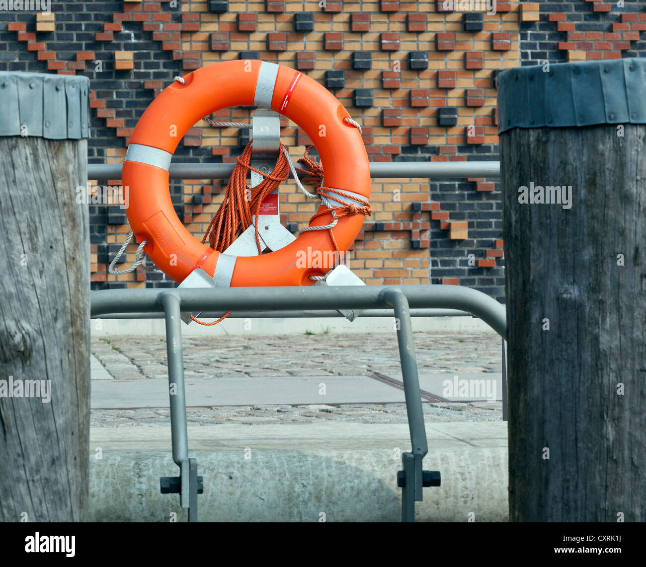 Bouée sur l'accès à l'eau dans le port de Hambourg, HafenCity, Germany, Europe Banque D'Images
