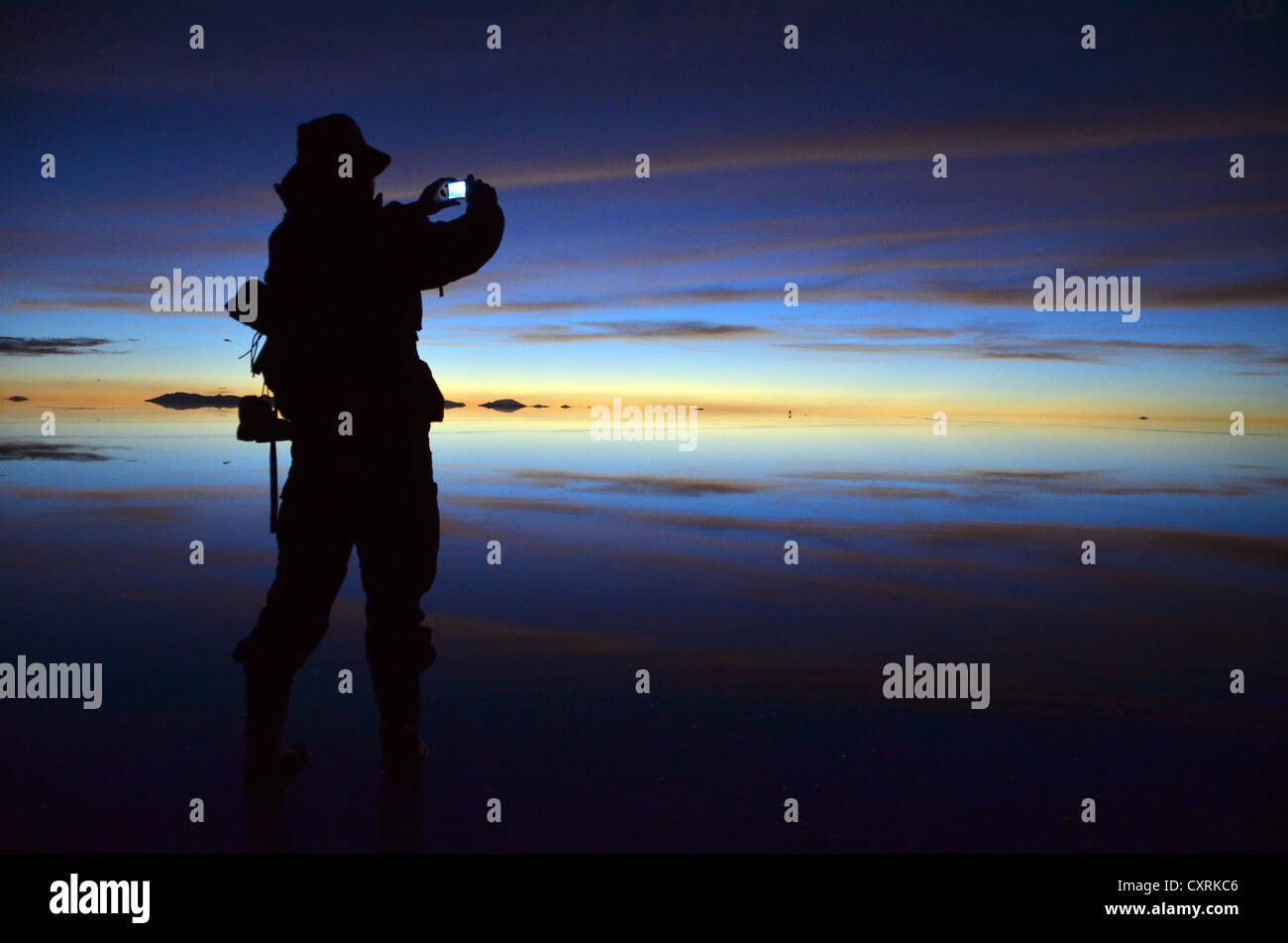 Prendre des photos touristiques du coucher de soleil sur le Salar de Uyuni, uyuni, Bolivie, Amérique du Sud Banque D'Images