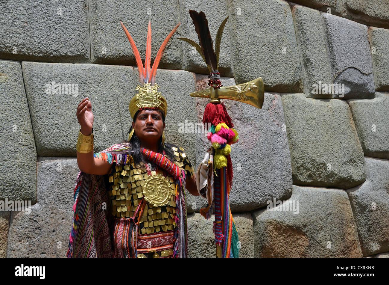Indio homme habillé comme un chemin inca en face d'un mur antique des incas, centre touristique de Cuzco, Pérou, Amérique du Sud Banque D'Images