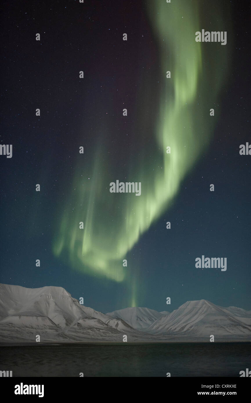 Green Northern Lights, Aurora Borealis, sur les montagnes de Longyearbyen allumé par le croissant de lune, Spitsbergen, Svalbard Banque D'Images