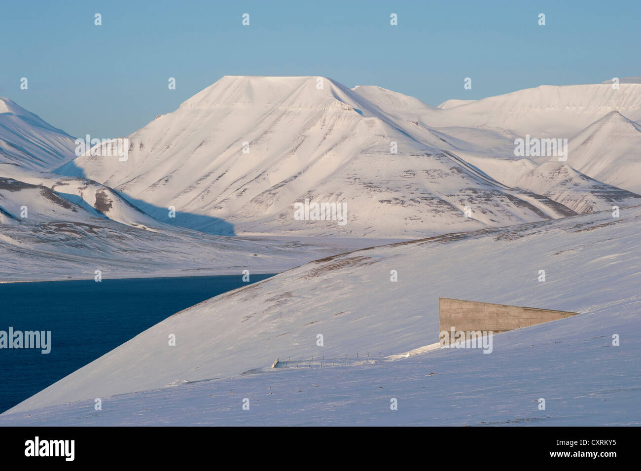 L'entrée de la 'Svalbard Global Seed Vault', Adventfjorden, Advent Bay à l'arrière, Longyearbyen, Spitsbergen, Svalbard, Norvège Banque D'Images
