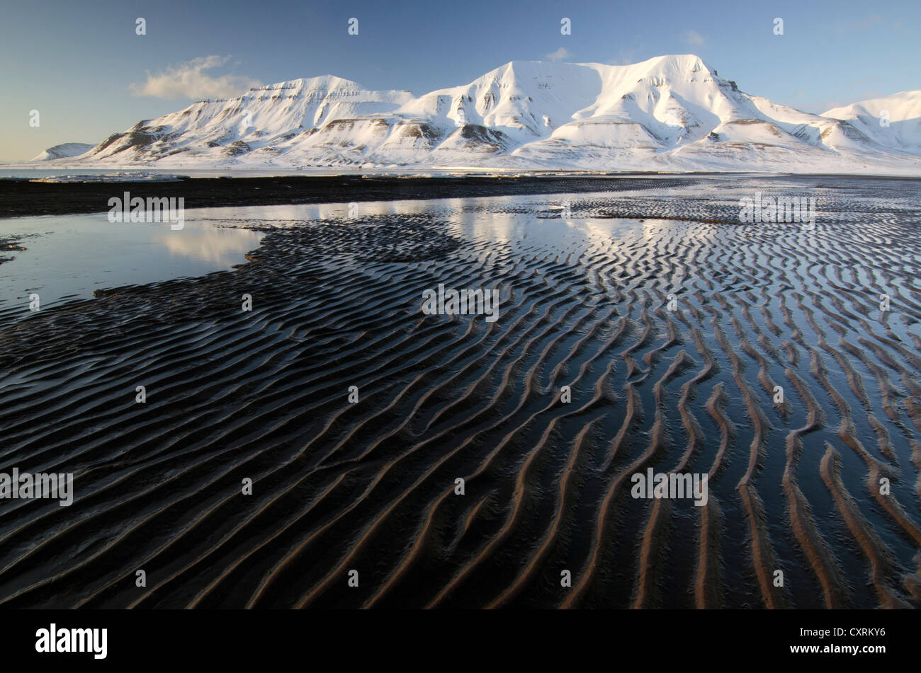 Hjorthfjellet accueil, montagne de la ville de Longyearbyen, se reflète dans l'hiver, les vasières, Spitsbergen, Svalbard, Norvège Banque D'Images