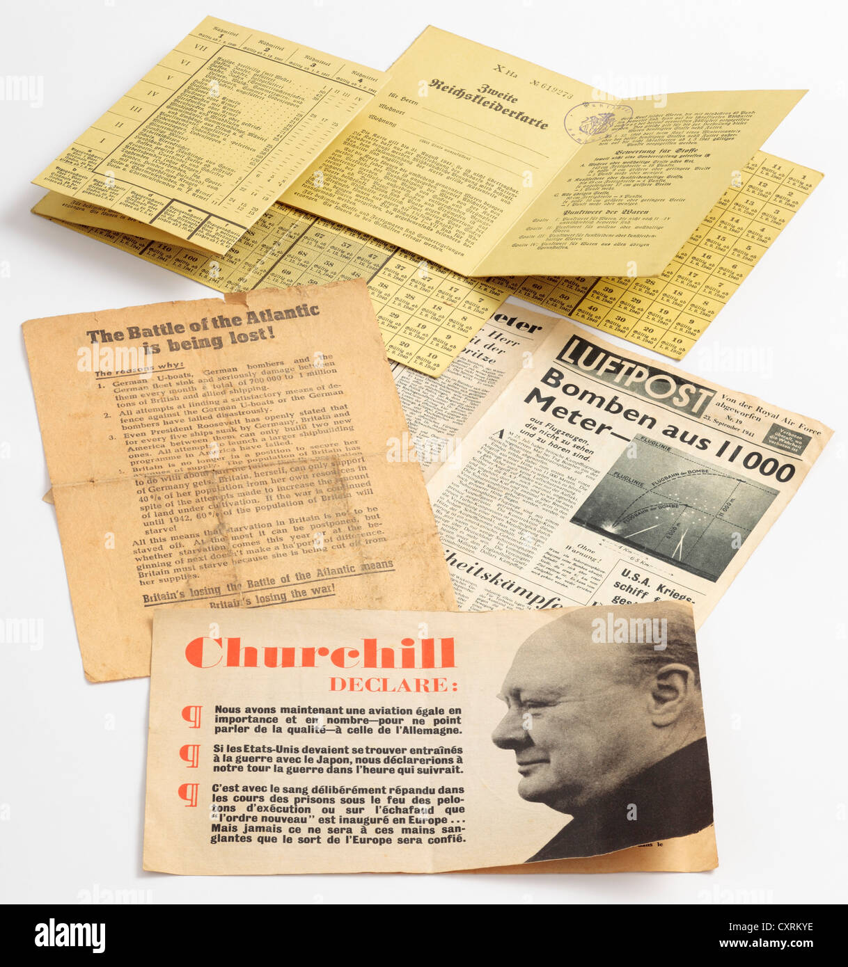 La propagande de guerre britannique et allemande, la contrefaçon des livres et dépliants publicitaires ration de WW2 a diminué, passant de l'air. Banque D'Images