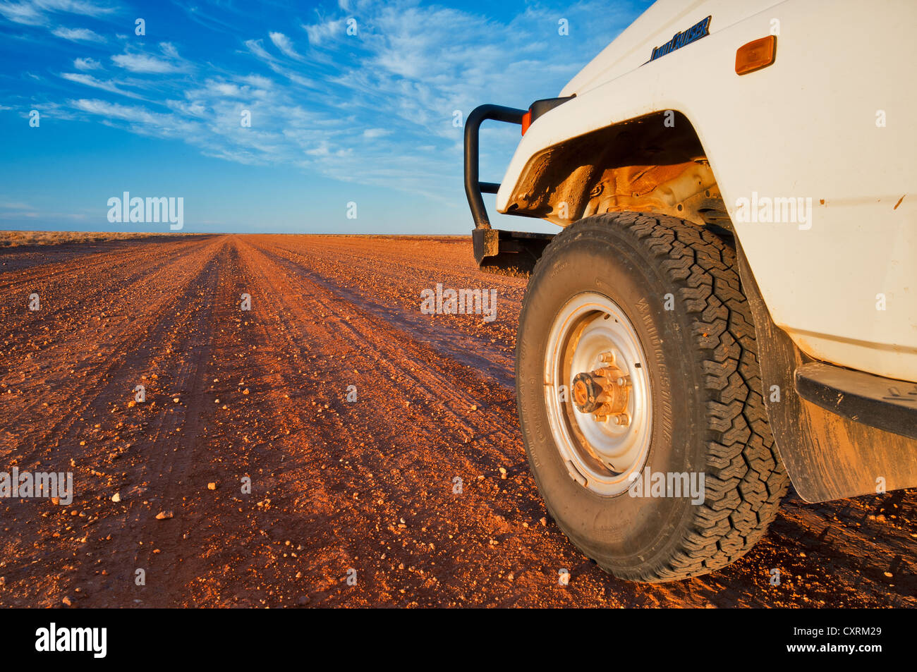 Voiture sur le gravier rouge de Birdsville Track. Banque D'Images