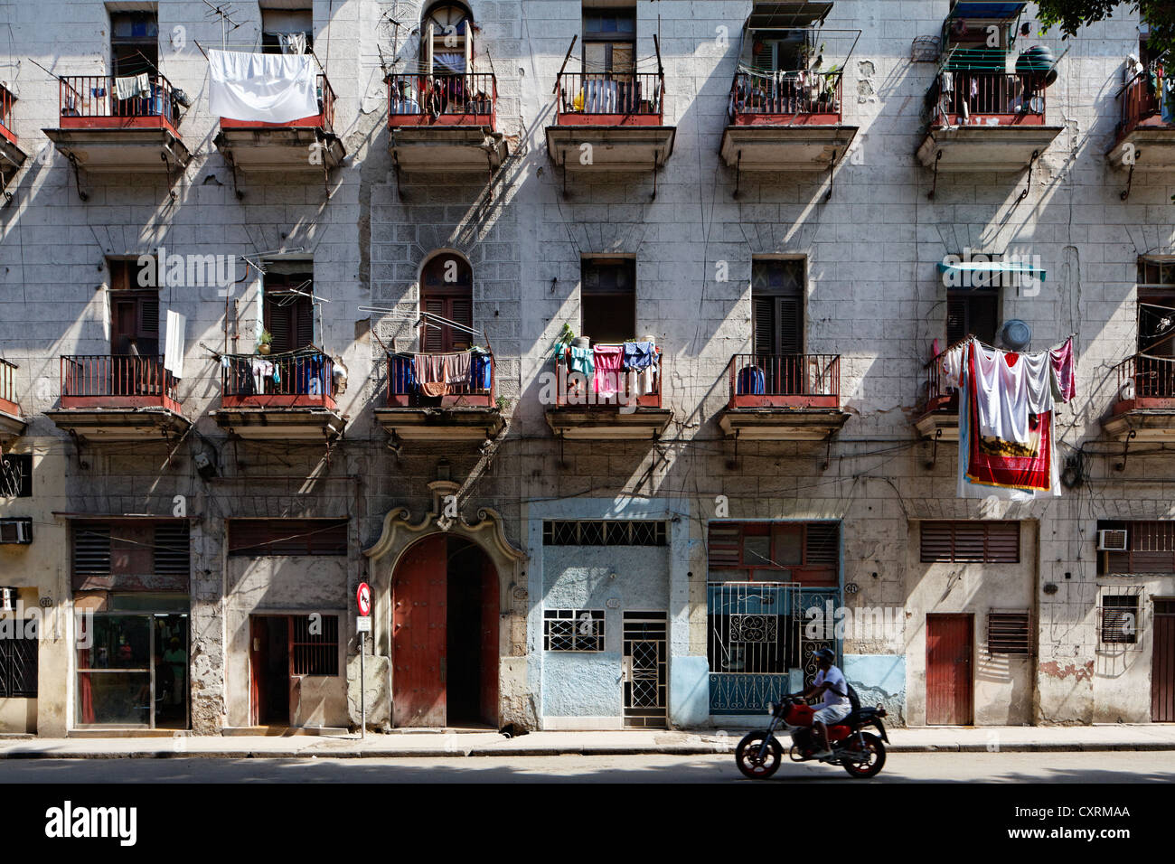 Façade délabrée de bâtiment avec un balcon, la Villa San Cristobal de La Habana, vieille ville, La Habana, La Havane Banque D'Images