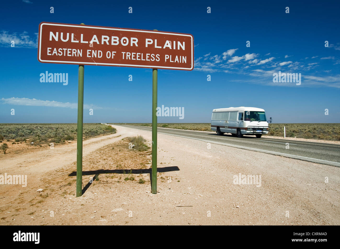 Plaine du Nullarbor panneau routier à l'autoroute de l'Eyre. Banque D'Images