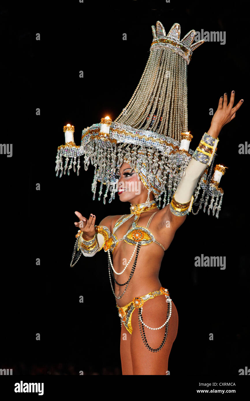 Danseur avec un lustre lumineux sur sa tête, Tropicana discothèque en plein air dans le quartier de Marianao, La Habana, La Havane Banque D'Images
