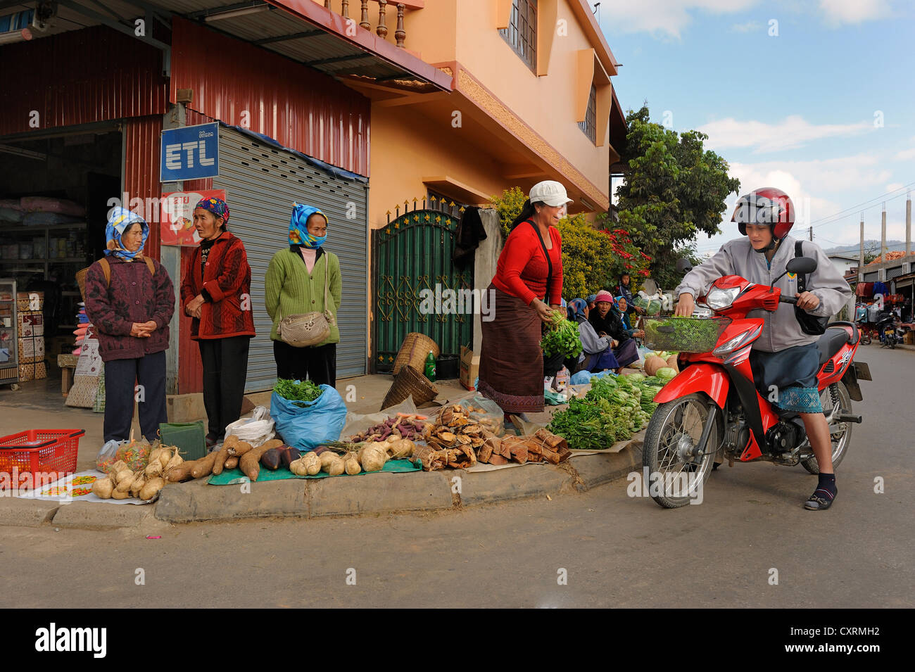 Les vendeurs de légumes dans un marché hebdomadaire de la ville d'Phansavan, Laos, Asie du Sud, Asie Banque D'Images
