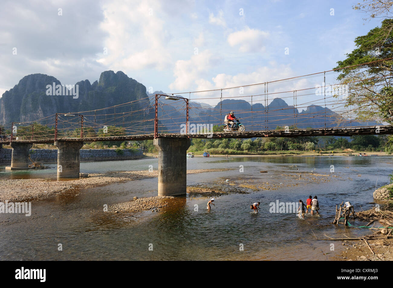 Pont sur la rivière Nam Song, karst de montagnes à l'arrière, Vang Vieng, Laos, Asie du sud-est Banque D'Images
