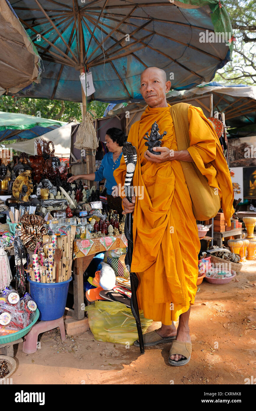 Le moine bouddhiste statues de saints de l'achat d'une boutique de souvenirs au motif d'Angkor Wat, au Cambodge, en Asie du sud-est Banque D'Images