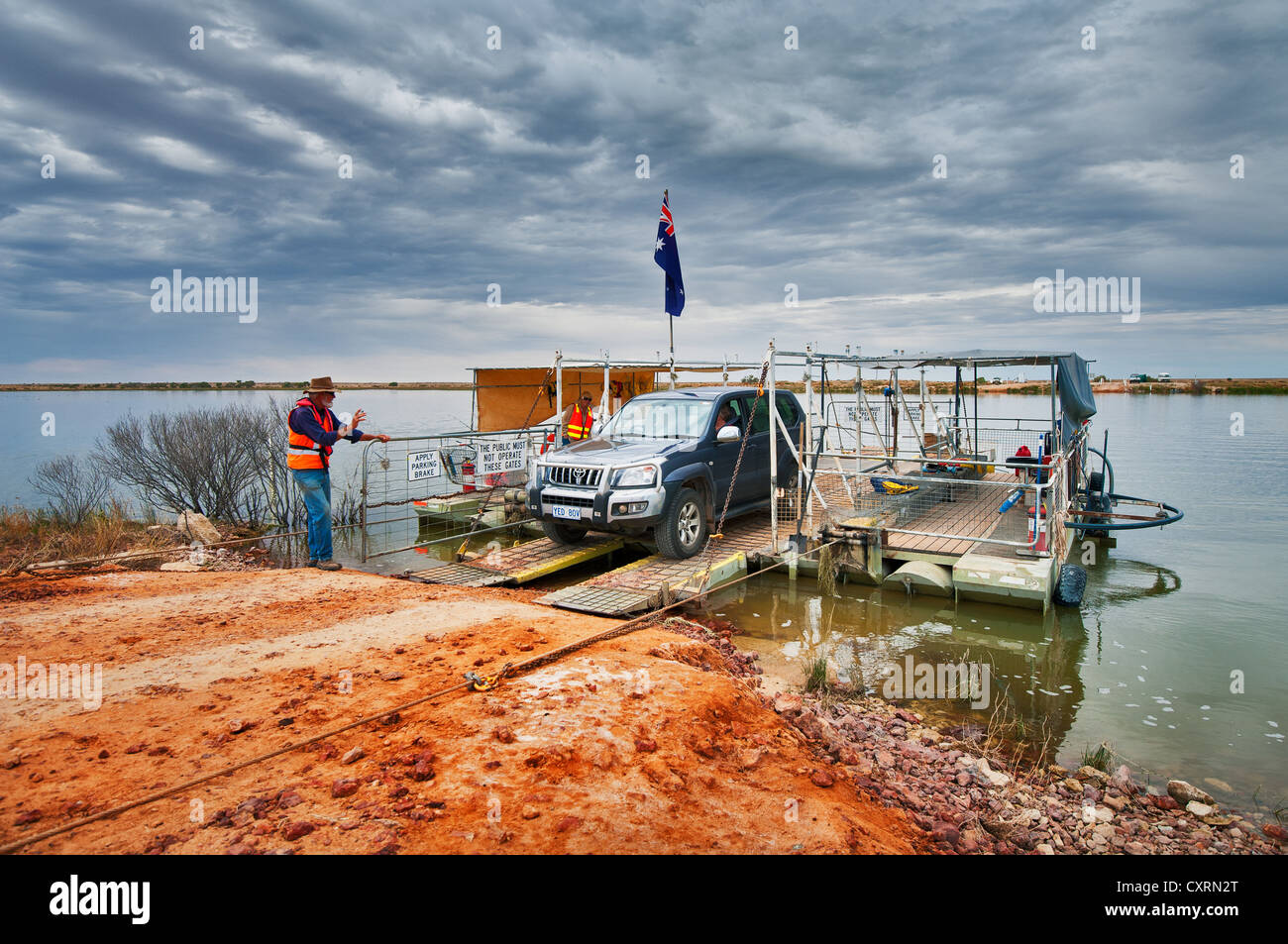 Cooper Creek ferry fonctionner après une grande inondation. Banque D'Images