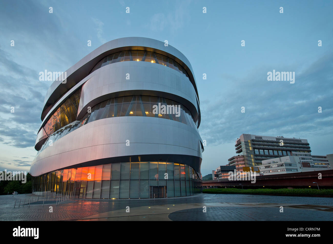 Musée Mercedes-Benz dans la soirée, l'architecture moderne, Daimler, Daimler AG siège à Untertuerkheim Banque D'Images Musée Mercedes-Benz dans la soirée, l'architecture moderne, Daimler, Daimler AG siège à Untertuerkheim Banque D'Images