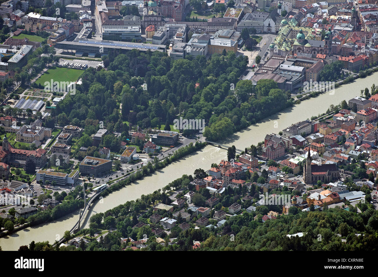 Inn river avec Innsteg passerelle pour piétons et des chemins de fer de montagne Hungerburgbahn, district Mariahilf Saggen et avec le district Banque D'Images