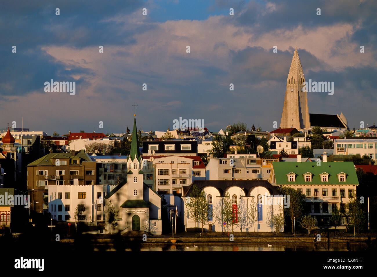 Centre-ville de Reykjavik avec le clocher de l'église Hallgrímskirkja, comme vu du lac de Tjoernin, Reykjavik, Iceland, Europe Banque D'Images