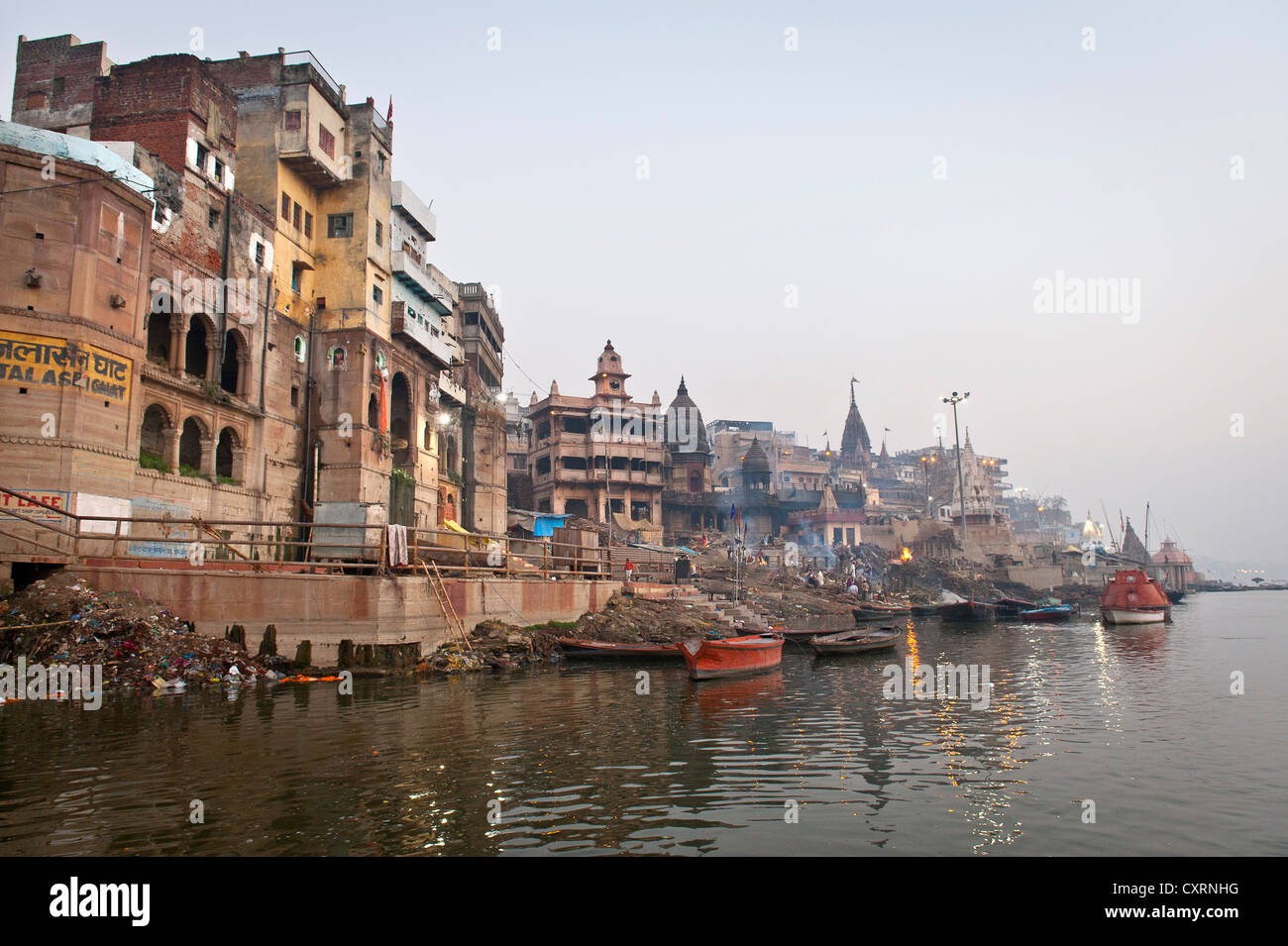 La crémation des corps à l'Manikarnika Ghat, le Gange, Varanasi, Benares ou Kashi, Uttar Pradesh, Inde, Asie Banque D'Images