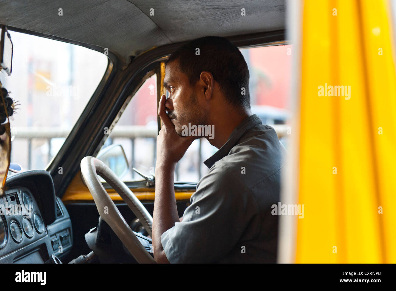 Chauffeur de taxi en attente dans un embouteillage, Kolkata ou Calcutta, Bengale occidental, est de l'Inde, l'Inde, l'Asie Banque D'Images