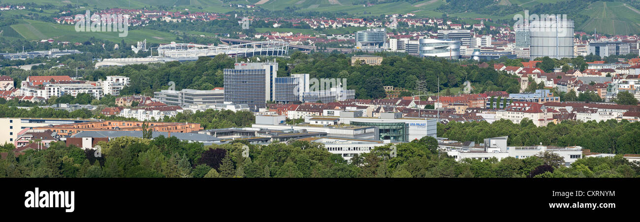 Vue panoramique avec des câbles en acier, construction, entreprise de télévision Mercedes-Benz Arena, stade de football club VfB Stuttgart, l'établissement Villa Berg Banque D'Images