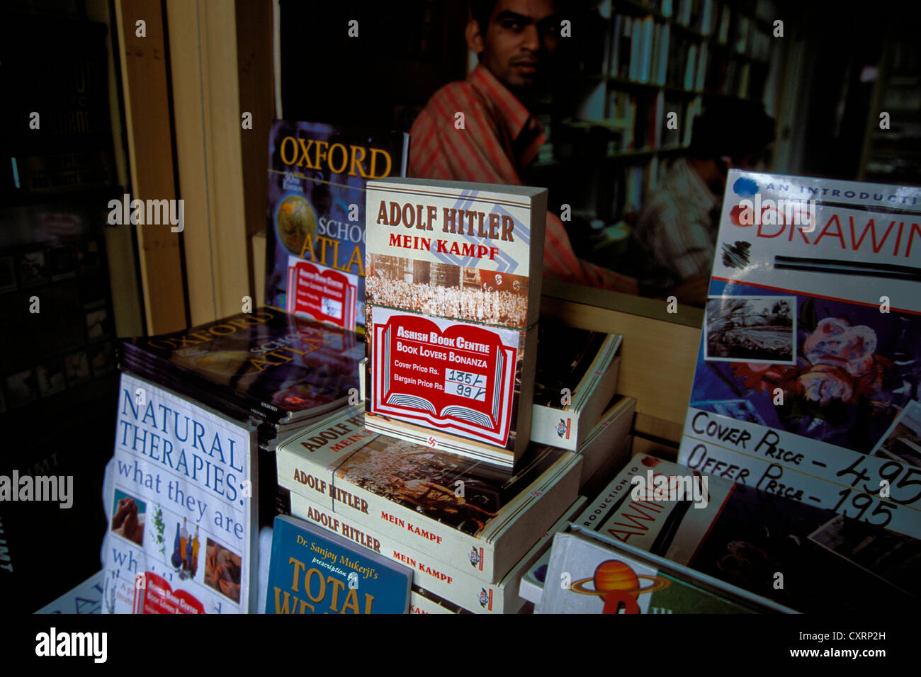 Adolf Hitler's book 'Mein Kampf' en vente à un magasin de livre, Mumbai ou Bombay, Maharashtra, Inde, Asie Banque D'Images