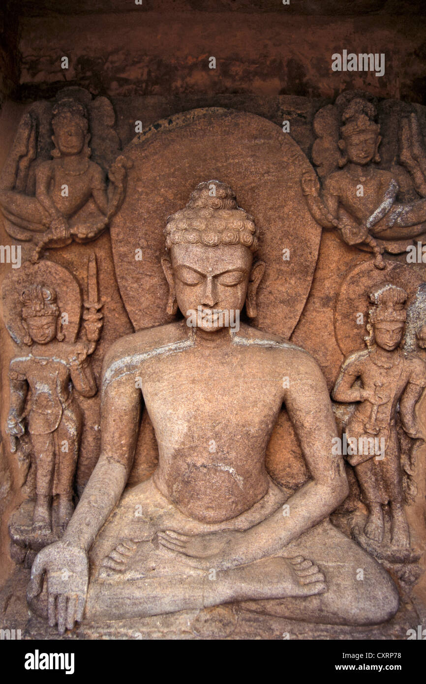 Bouddha assis surrouned par les Bodhisattvas Manjusri d'une épée et d'Avalokiteshvara, site archéologique Banque D'Images