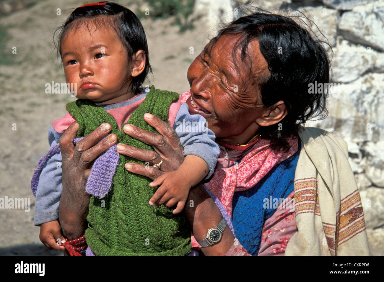 Vieille Femme et enfant, Kibber, Spiti, Himachal Pradesh, Inde himalayenne, l'Inde du Nord, Inde, Asie Banque D'Images