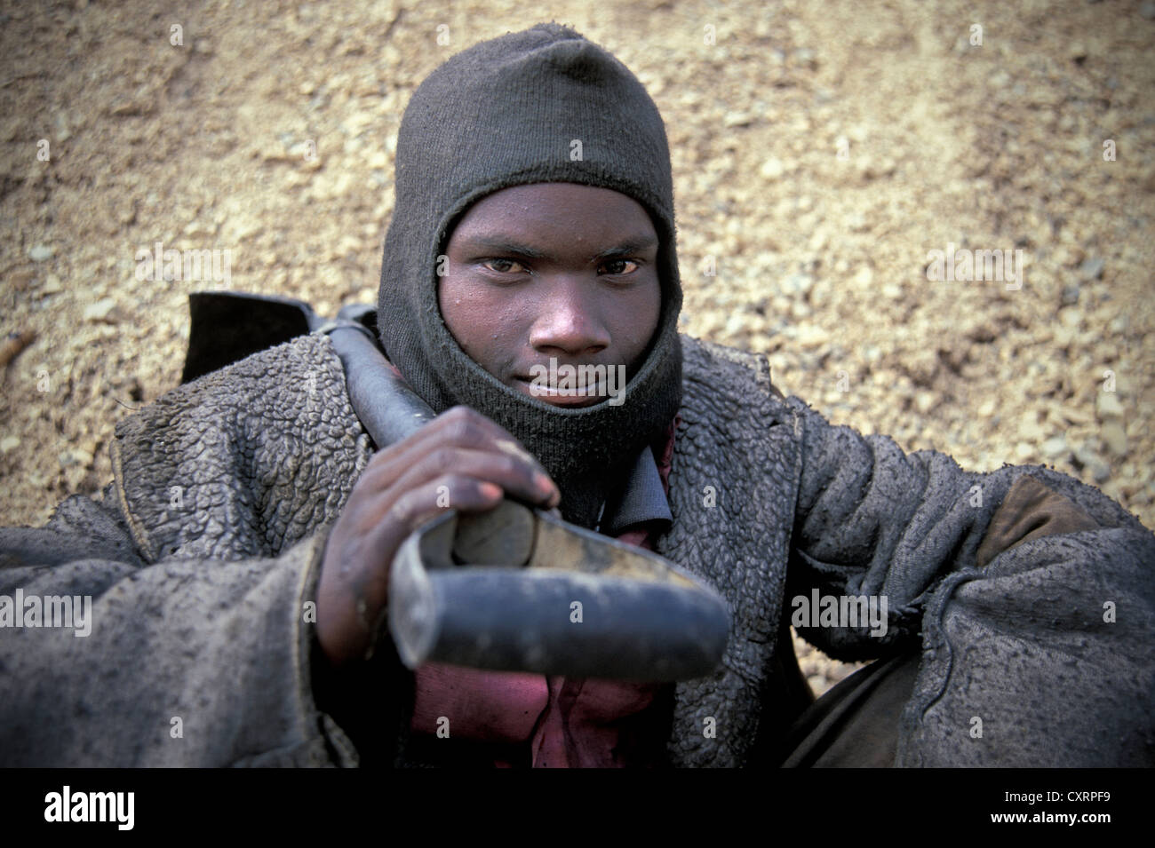 Road worker holding une pelle, près de Pang, Ladakh, Himalaya indien, le Jammu-et-Cachemire, l'Inde du Nord, Inde, Asie Banque D'Images