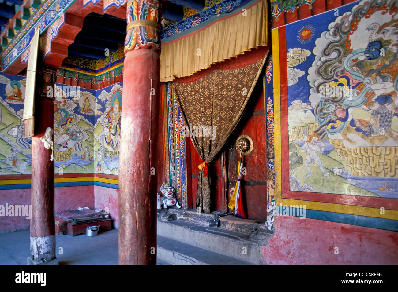 Entrée d'un Dukhang, de prière et d'une salle de réunion, Hemis Monastery, Ladakh, Himalaya indien, le Jammu-et-Cachemire, l'Inde du Nord, Inde Banque D'Images