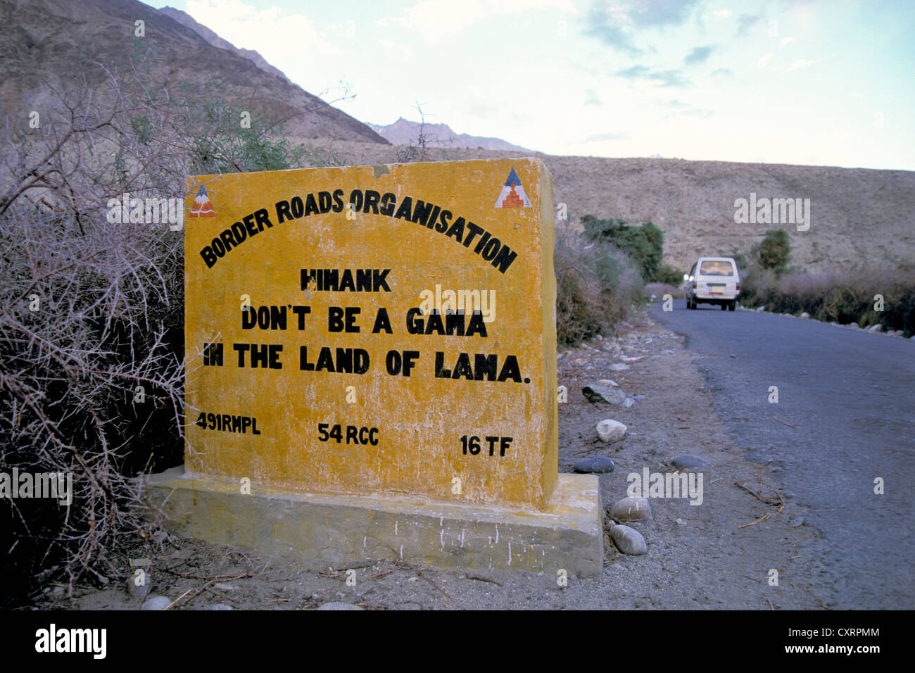 Signe de pierre, humoristique et poétique invitation à conduire avec prudence, la Vallée de Nubra, Ladakh, Himalaya indien, le Jammu-et-Cachemire Banque D'Images
