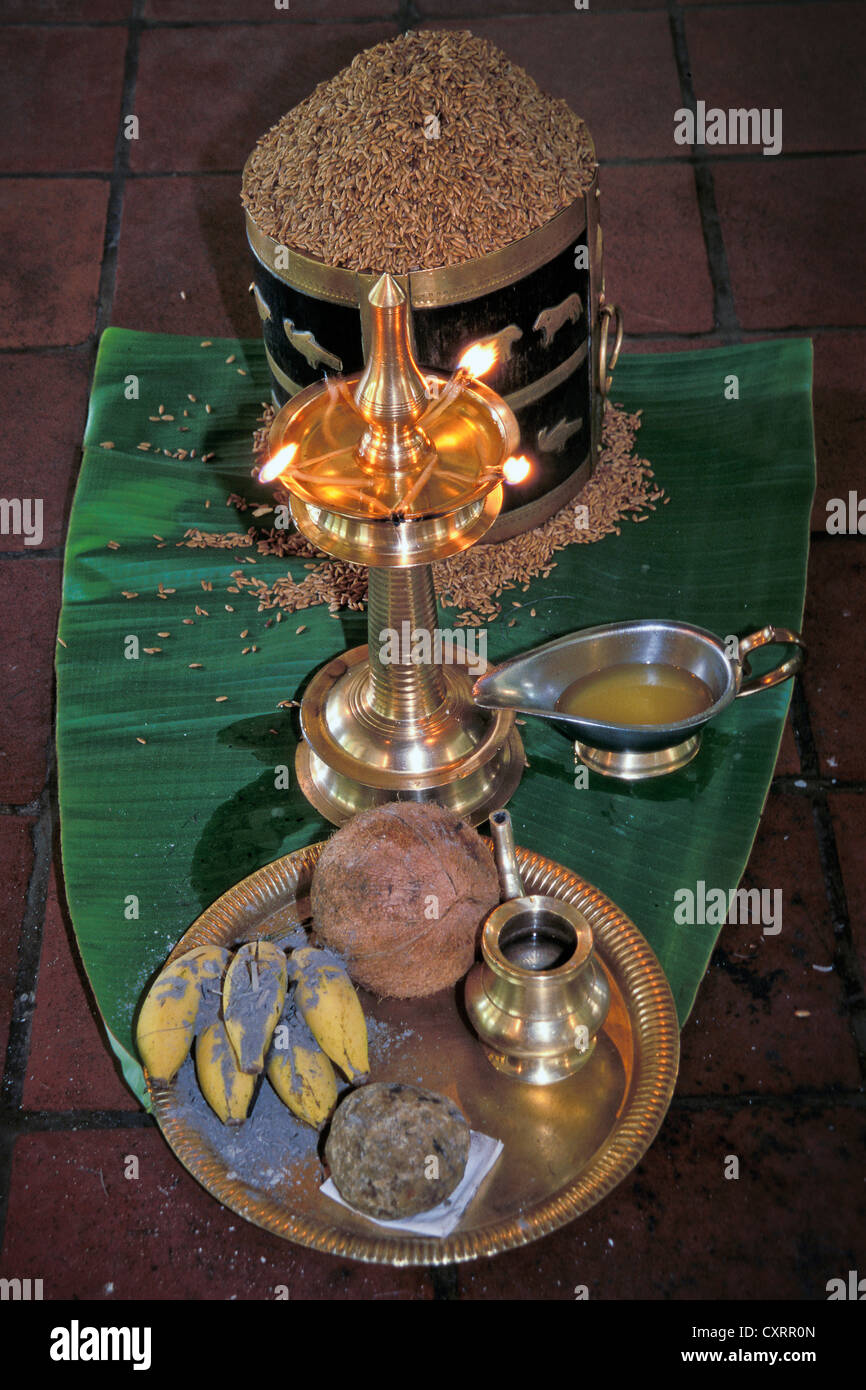Les bananes, le riz et d'une noix de coco, les aliments de base typique du Kerala et du ghee, une lampe à huile et d'objets rituels organisés sur une feuille de bananier comme Banque D'Images