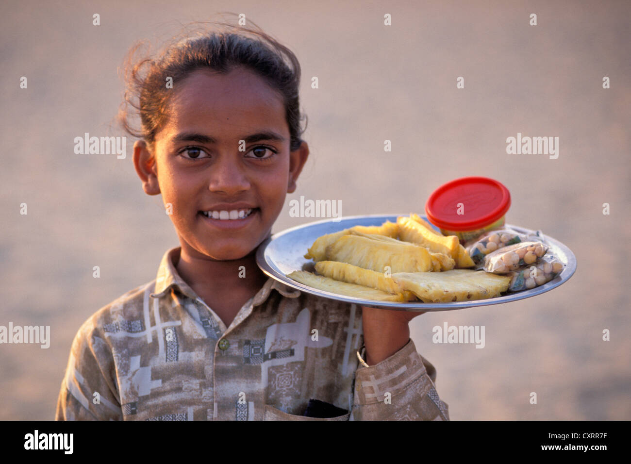 Jeune fille souriante, vendant des ananas ou Mamallapuram Mahabalipuram, Tamil Nadu, Inde du Sud, Inde, Asie Banque D'Images