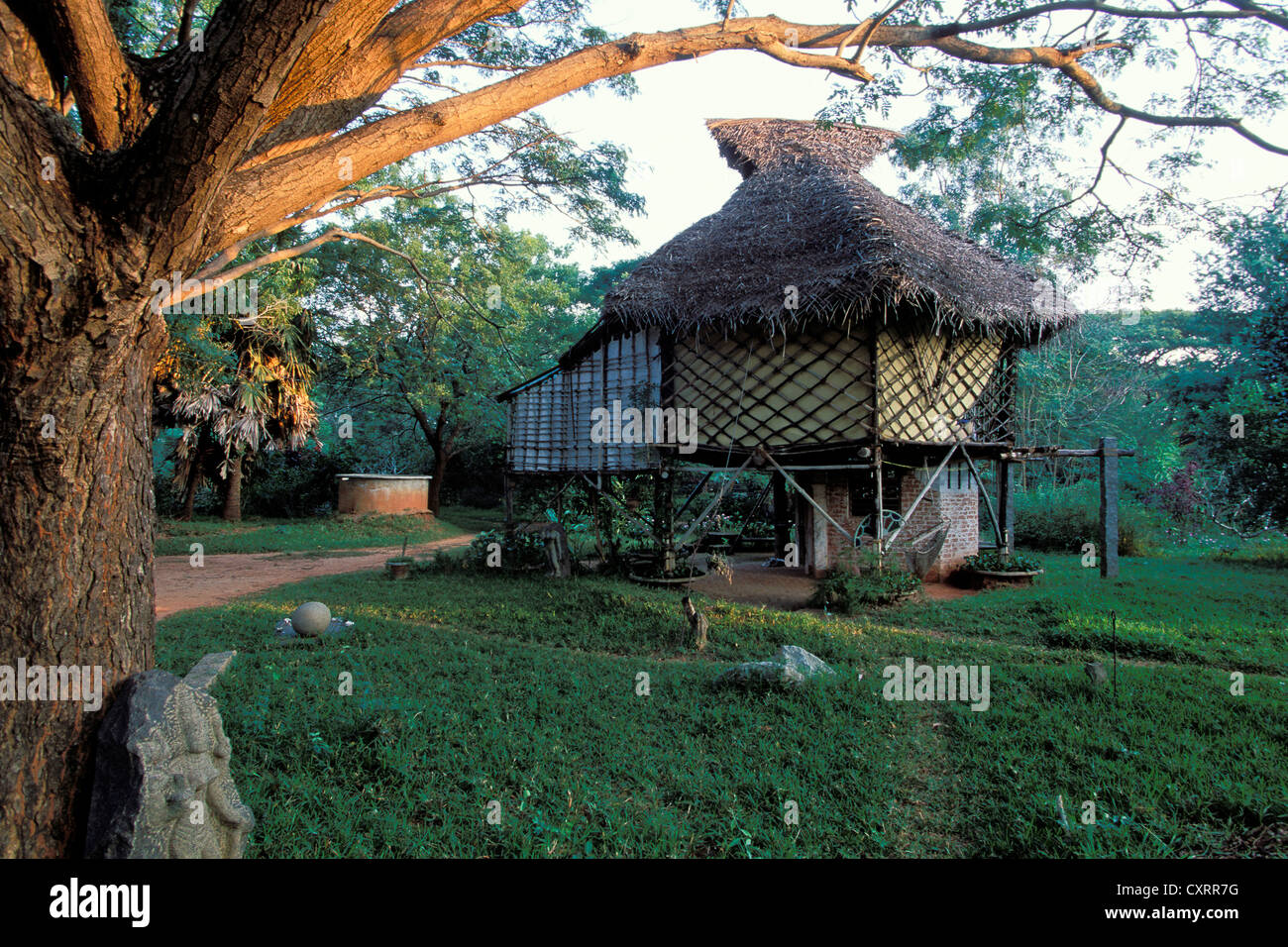 Architecture Alternative, hutte, soi-disant Capsule, Auroville, près de Pondichéry, canton expérimental ou Puducherry, Tamil Nadu Banque D'Images